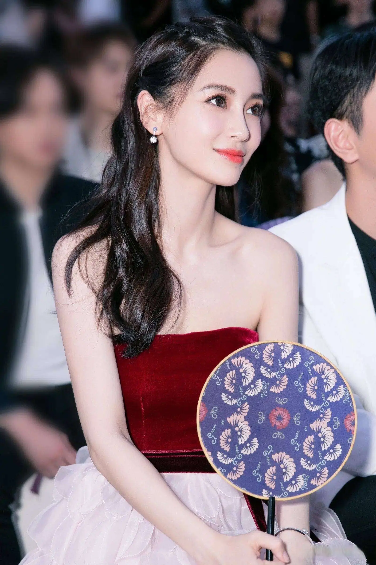 杨颖娱乐圈的规则_杨颖光明会争议_杨颖疯马秀事件分析